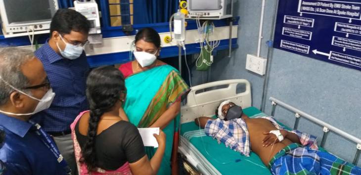 வீட்டின் மேற்கூரை பெயர்ந்து விழுந்து பாதிக்கப்பட்ட குடும்பத்தினருக்கு அமைச்சர் கீதா ஜீவன் நேரில் ஆறுதல்