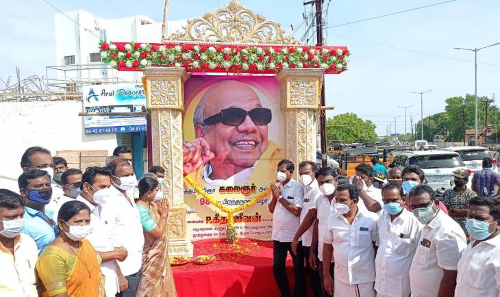 தூத்துக்குடி மாவட்டத்தில் கருணாநிதி பிறந்த நாள் விழா : அமைச்சர் கீதாஜீவன் மலர் தூவி மரியாதை! 