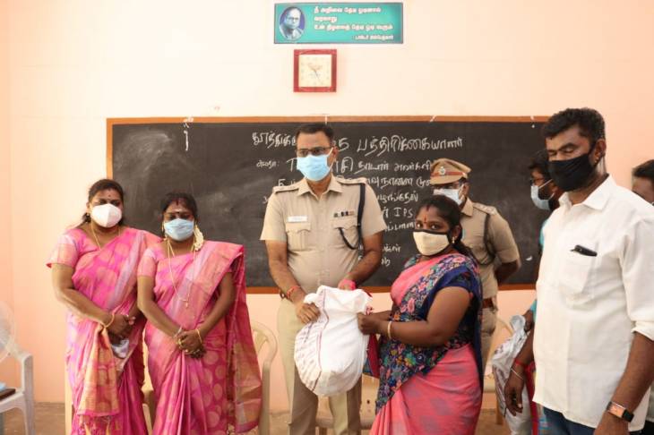 மூத்த பத்திரிக்கையாளர் டி.ஏ.காசி  5- ம் ஆண்டு நினைவு நாள்: ஏழை எளிய மக்களுக்கு நிவாரண உதவிப்பொருட்களை எஸ்பி., வழங்கினார்! 