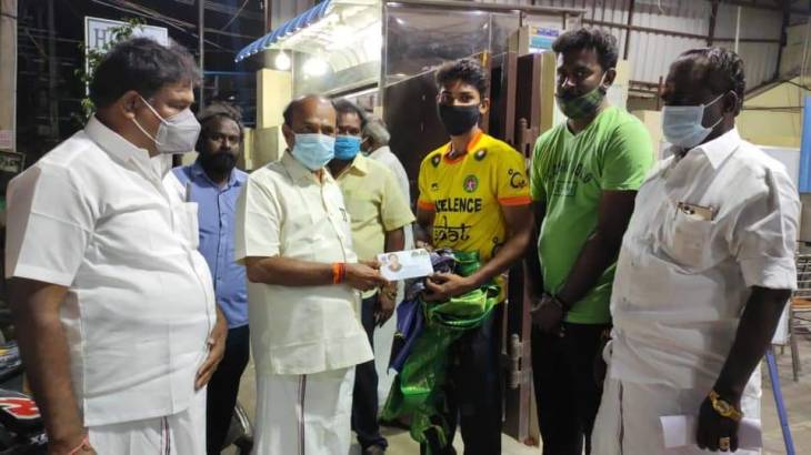 இளம் ஹாக்கி வீரர் மாரிஸ்வரனுக்கு முன்னாள் அமைச்சர் கடம்பூர் ராஜு வாழ்த்து