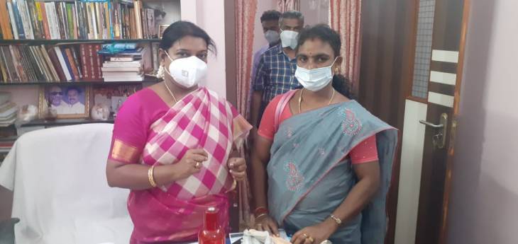 குளத்தூர் ஊராட்சி மன்றத்தலைவர் அமைச்சர் கீதாஜீவனை சந்தித்து கோரிக்கை