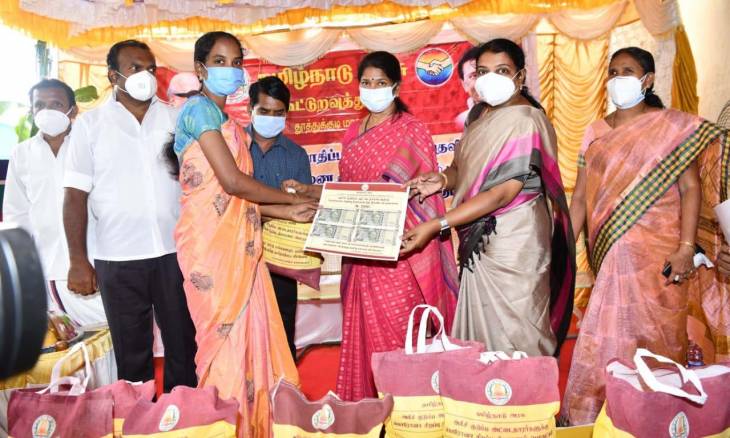 தூத்துக்குடியில் நிவாரண நிதி, மளிகைப் பொருட்கள் வழங்கல் : கனிமொழி எம்பி, அமைச்சர் கீதாஜீவன் துவக்கி வைத்தனர்
