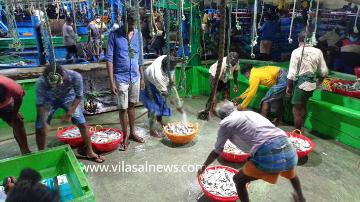 மீன் பிடி தடை காலம் முடிந்தது : மகிழ்ச்சியோடு முதல் நாள் மீன்பிடித்து கரை திரும்பிய மீனவர்கள்!!