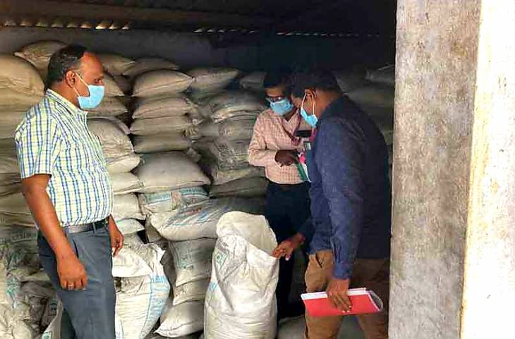 கருப்பட்டி ஆலைகளில் கலப்படத்திற்கு பதுக்கியிருந்த வெள்ளை சர்க்கரை பறிமுதல்! 