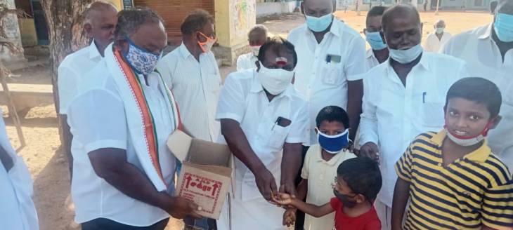 தூத்துக்குடியில் ராகுல் காந்தி 51வது பிறந்த நாள் விழா : பொதுமக்களுக்கு இனிப்பு வழங்கி கொண்டாட்டம்!!