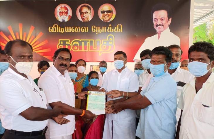 கொரோனா தடுப்பு நிவாரண நிதியுதவி : விளாத்திகுளம் ஒன்றிய ஊராட்சி மன்ற தலைவர்கள் கூட்டமைப்பு சார்பில் ரூ.51 ஆயிரம் வழங்கல்!!