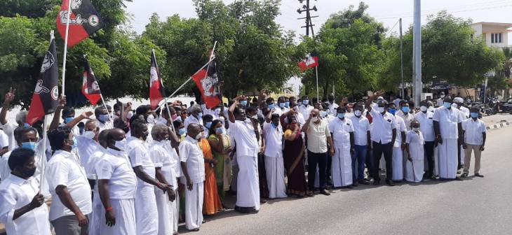 ஒரு கட்சியால் அடைந்த சேர்மன் பதவியை தக்க வைக்க இன்னொரு கட்சி தாவலா?பதவியை ராஜினாமா செய்க... அதிமுக ஆர்ப்பாட்டம்!!