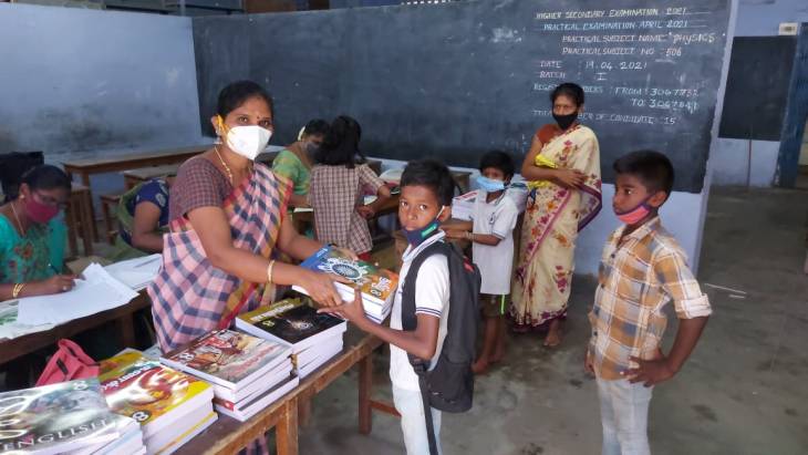 தூத்துக்குடியில் பள்ளி மாணவர்களுக்கு பாடப்புத்தகங்கள் விநியோகம்!