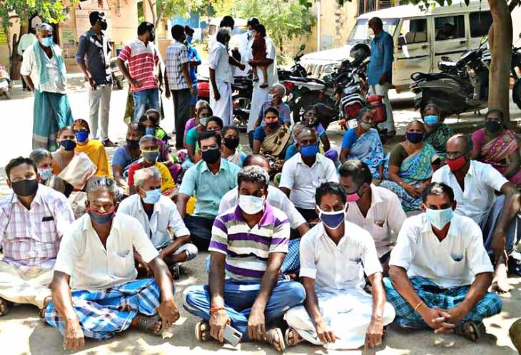 கோவில்பட்டி யூனியன் அலுவலகத்தை கிராம மக்கள் முற்றுகை!!