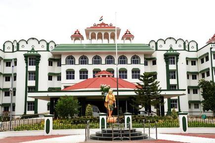 தூத்துக்குடியில் எந்தவித ஆயுதமும் இன்றி போராடிய பொதுமக்கள் மீது  துப்பாக்கி சூடு சம்பவம் நடந்துள்ளது - நீதிபதிகள்!!