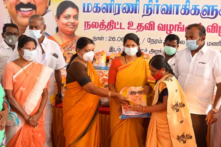 திமுக மகளிர் அணி நிர்வாகிகளுக்கு நலத்திட்ட உதவிகள் - கனிமொழி எம்.பி., வழங்கினார்!!

