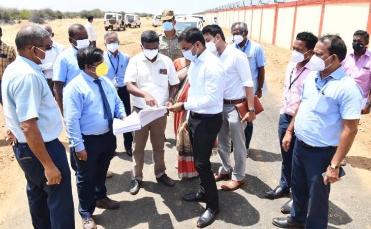 தூத்துக்குடி விமான நிலைய விரிவாக்கம், பாதுகாப்பு பணிகள் : ஆட்சியர் செந்தில்ராஜ் நேரில் ஆய்வு!

