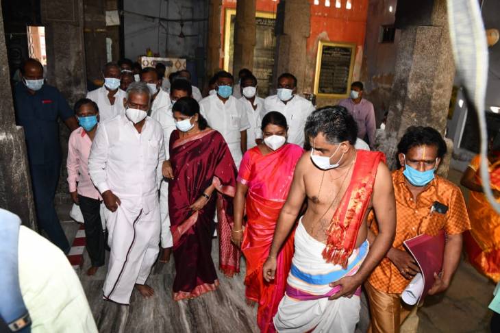 தூத்துக்குடியில் உள்ள பழமை வாய்ந்த பெருமாள் கோயிலில்  அமைச்சர்கள் ஆய்வு மேற்கொண்டனர்.