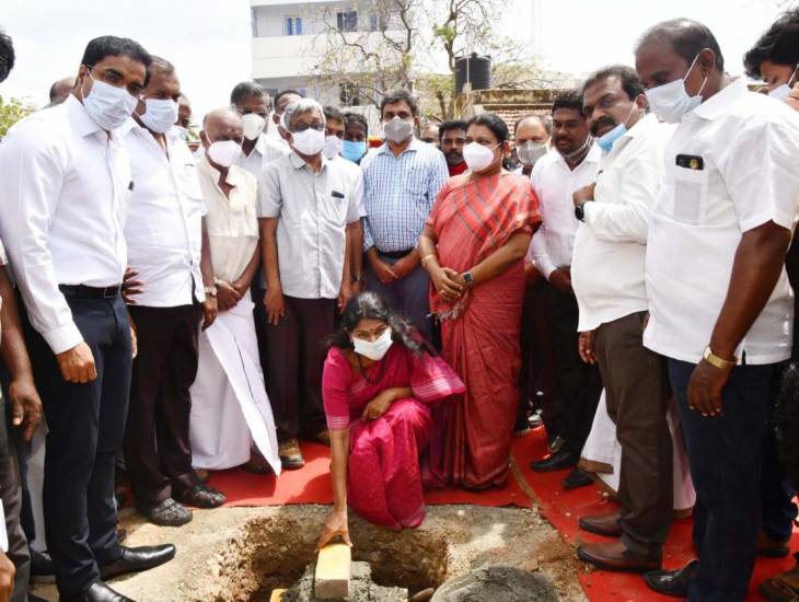 தூத்துக்குடியில் புதிய பள்ளி கட்டிடம்: கனிமொழி எம்பி அடிக்கல் நாட்டினார்!




