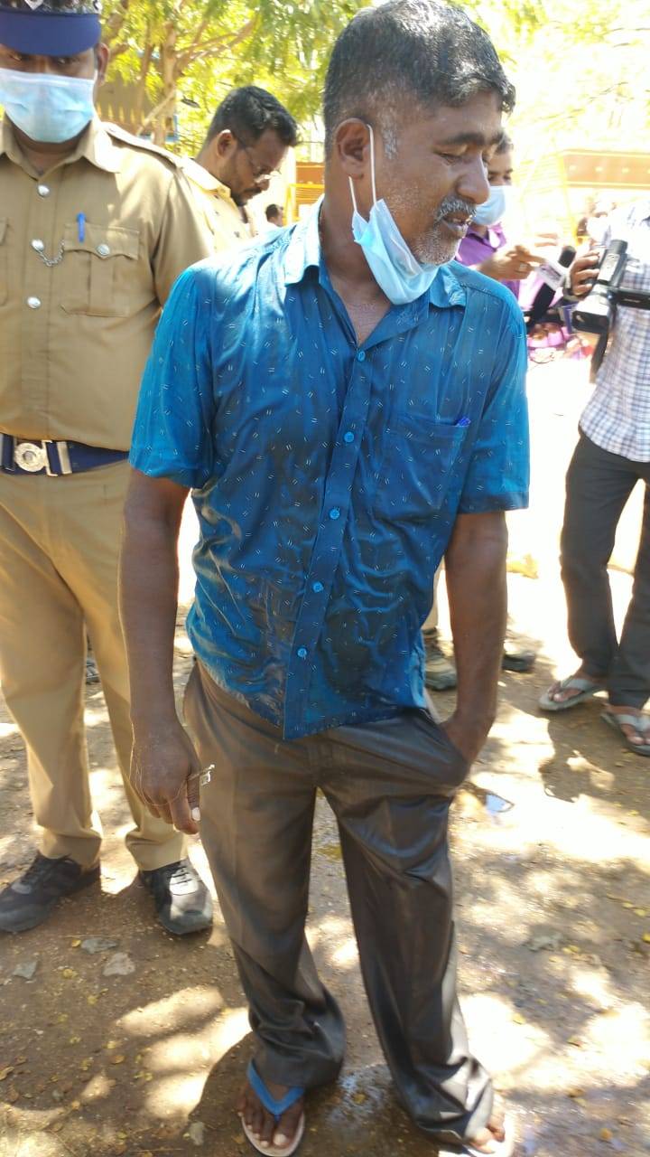 ஊனத்தை இழிவாகபேசி பணி செய்ய விடாமல் தடுப்பு : ஆட்சியர் அலுவலகத்தில் டாஸ்மாக் ஊழியர் தீக்குளிக்க முயற்சி!