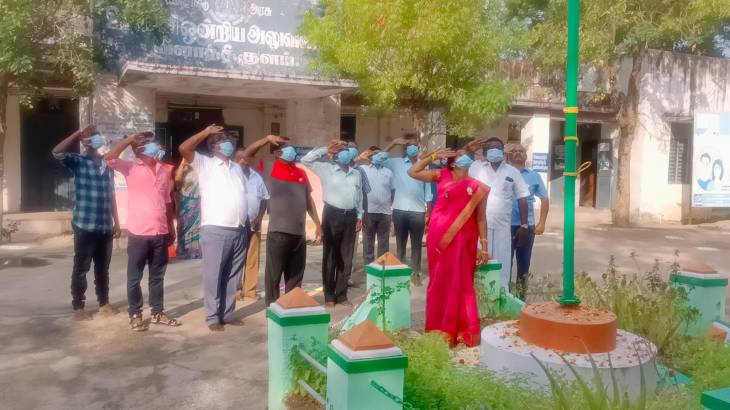 விளாத்திகுளம் ஊராட்சி ஒன்றிய அலுவலகத்தில் 73 வது குடியரசு தின விழா :  யூனியன் சேர்மன் முனியசக்தி ராமச்சந்திரன் தேசிய கொடியை ஏற்றினார்
