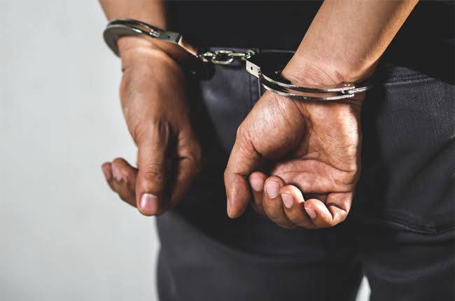முத்தையாபுரம் அருகே வழிமறித்து தகராறு செய்து கத்தியை காட்டி கொலை மிரட்டல் விடுத்த ரவுடி கைது!