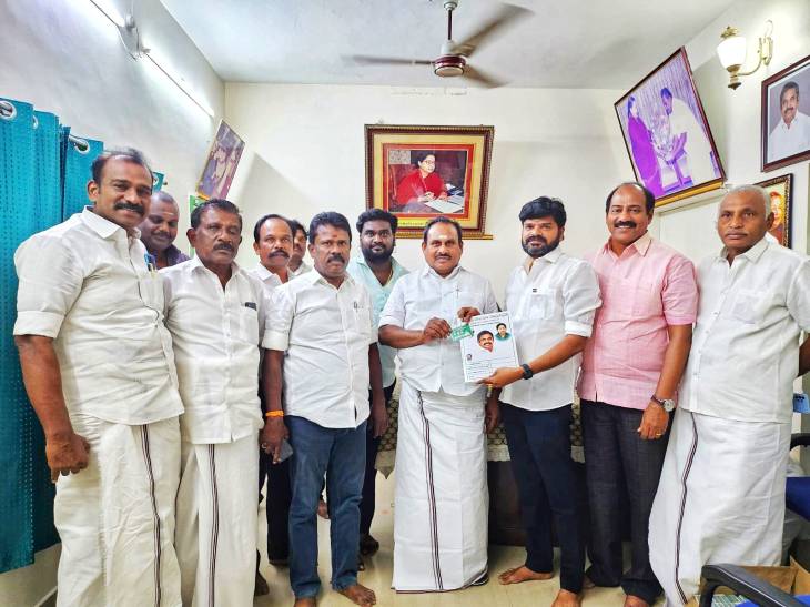 அம்மா பேரவை இணைச் செயலாளருக்கு டிஜிட்டல் வடிவிலான புதிய அடையாள அட்டை : முன்னாள் அமைச்சர் சண்முகநாதன் வழங்கினார்!