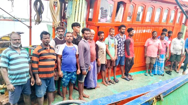 மீண்டும் தூத்துக்குடி கடல் பகுதிகளில் நுழைந்தனர்... 17 பேருடன் சிறைபிடிக்கப்பட்ட கேரள விசைப்படகு!

