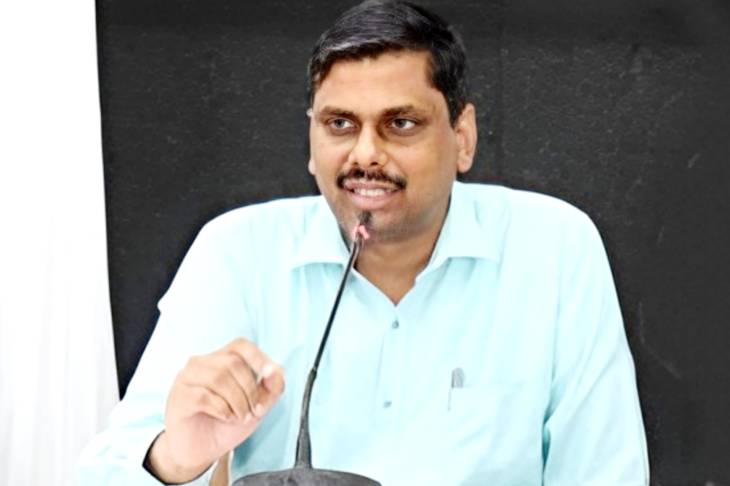 ஒரே நாளில் தூத்துக்குடி கலெக்டருக்கு வந்த  437 மனுக்கள்!