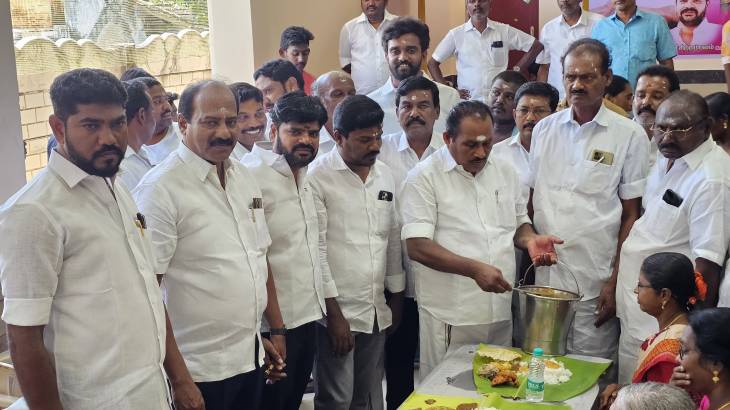 தூத்துக்குடி முத்தாரம்மன் கோவில் கொடை விழா அன்னதானம் : முன்னாள் அமைச்சர் சண்முகநாதன் தொடங்கி வைத்தார்!