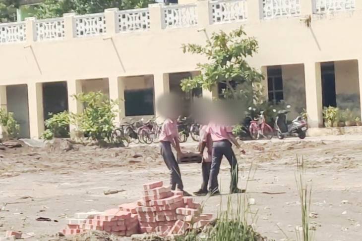 தூத்துக்குடியில் தூய்மைப் பணியில் ஈடுபடுத்தப்பட்ட அரசு பள்ளி மாணவர்கள்... வைரலாகும் வீடியோ!