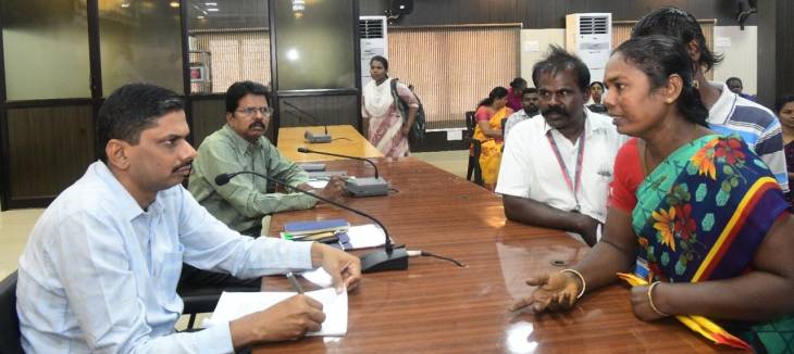 தூத்துக்குடி ஆட்சியாிடம் ஒரே நாளில் வந்த 450 கோரிக்கை மனுக்கள்! 