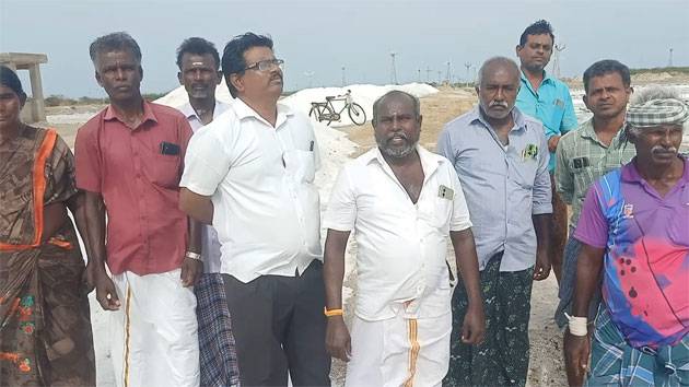 உப்பள தொழிலை பாதுகாக்க தூத்துக்குடியில் எதிர்ப்பு தொிவிக்கும் உப்பு உற்பத்தியாளர்கள்