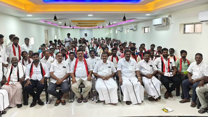 கரைவேட்டியை மாற்றிய 'கருப்பூர் சீனி'... விளாத்திகுளம் எம்.எல்.ஏ முன்னிலையில் 300 பேருடன் திமுகவில் இணைந்த பரபரப்பு பின்னணி! 

